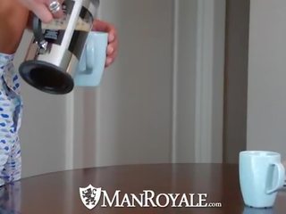 Manroyale storas bjaurybė su a taurė apie coffee