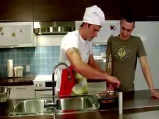 הומוסקסואל chef אוהב א splash של putz whille הוא cooks שלו meals