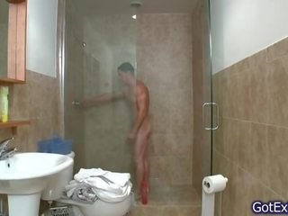 Splendid osvalený chlap škubání pod sprchový